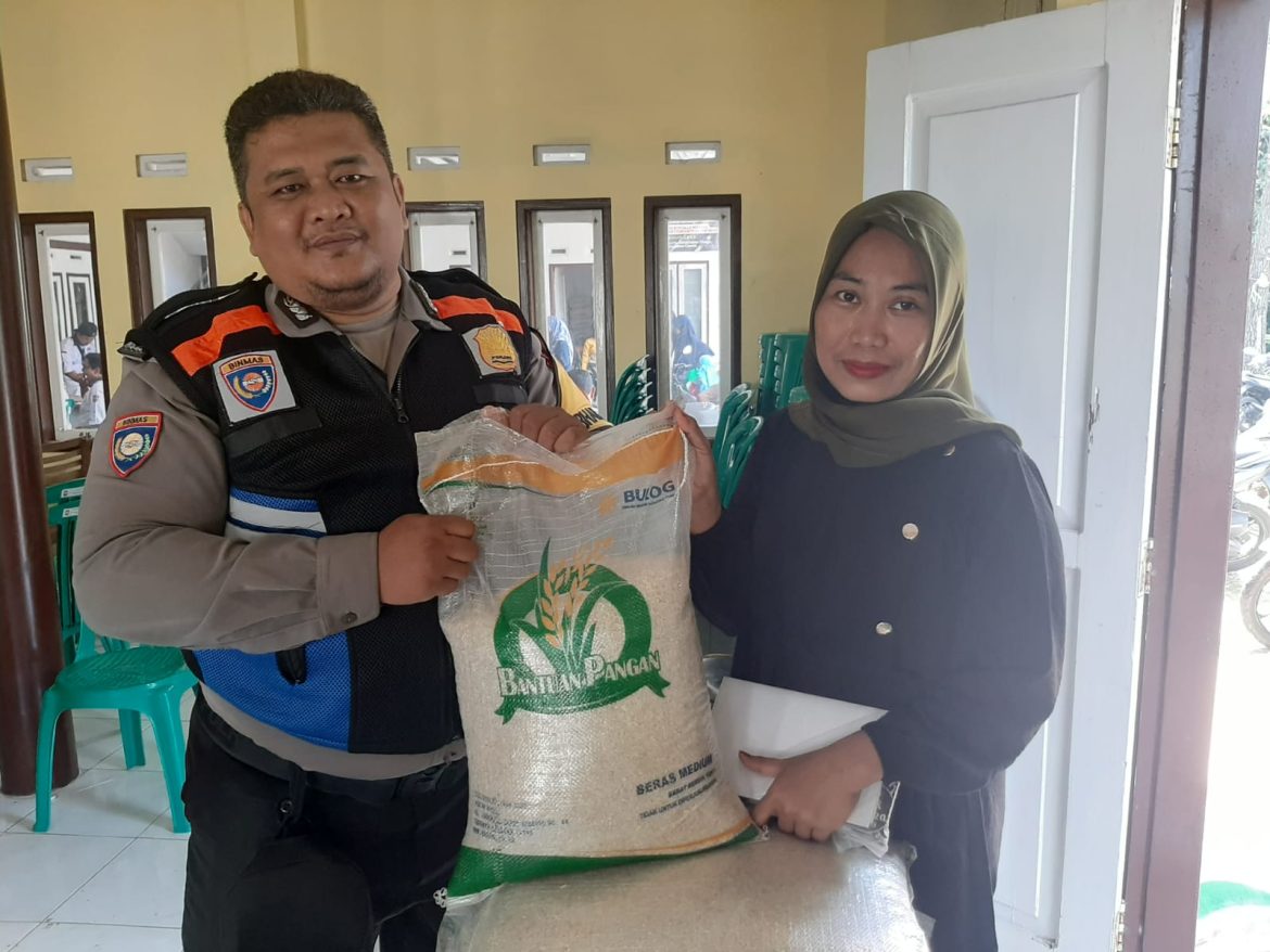 Polres Ciamis Monitoring Pembagian Bantuan BPS ke Keluarga Rawan Stunting di Desa Sukahurip