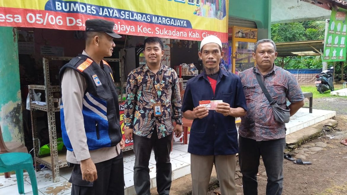 Polsek Sukadana Polres Ciamis Polda Jabar monitoring penyaluran bantuan PKH di Desa Margajaya Agar Tepat Sasaran