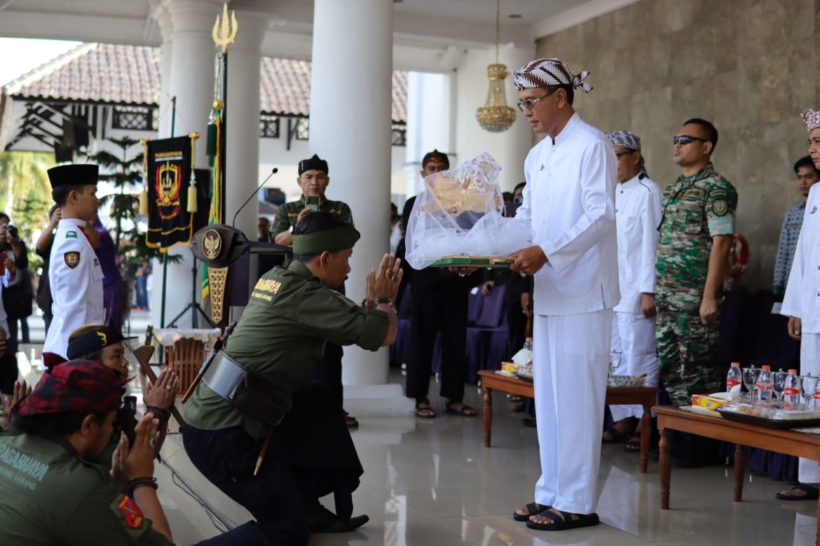 Rangkaian Hari Jadi Ciamis Ke- 381, Bupati Ciamis Lepas Arak-Arakan Pataka Ke 5 Eks Kawedanaan