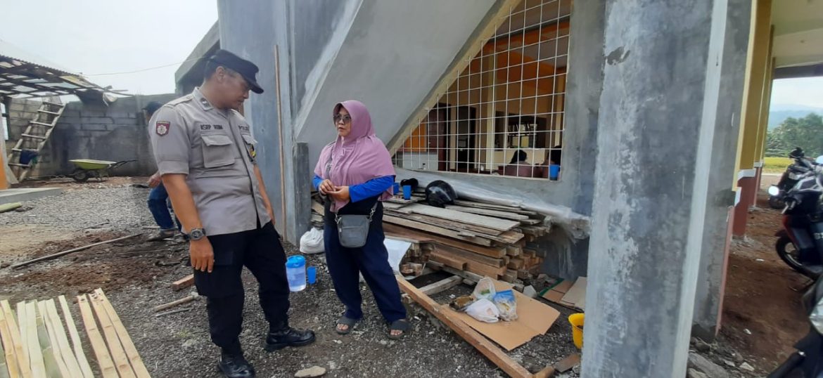 Jaga Kondusifitas, Personel Polsek Cikoneng Sambang ke Warga di Dusun Gunungrasa