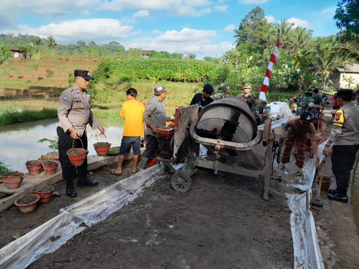 Soliditas TNI-Polri, Personel Polsek Sukadana Gotong Royong Bangun Jalan di Program BSMSS Kodim 0613/Ciamis