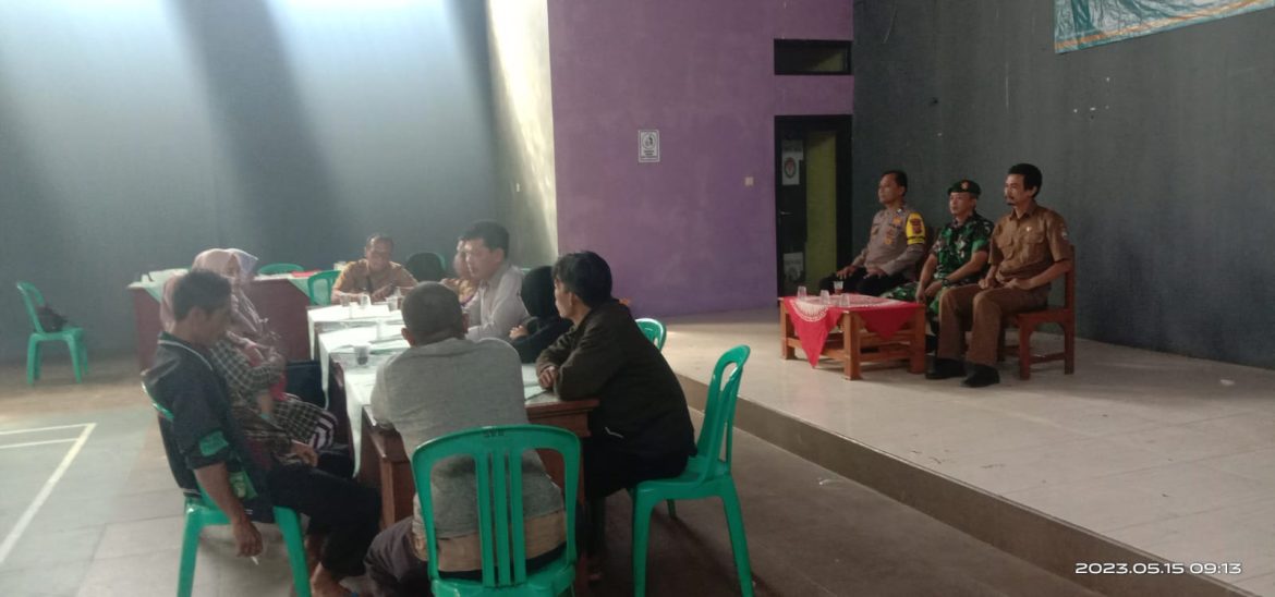 Bersama Koramil Cikoneng, Polsek Cikoneng Polres Ciamis Monitoring Pendataan Awal Regsosek FKP di Desa Sukaraja