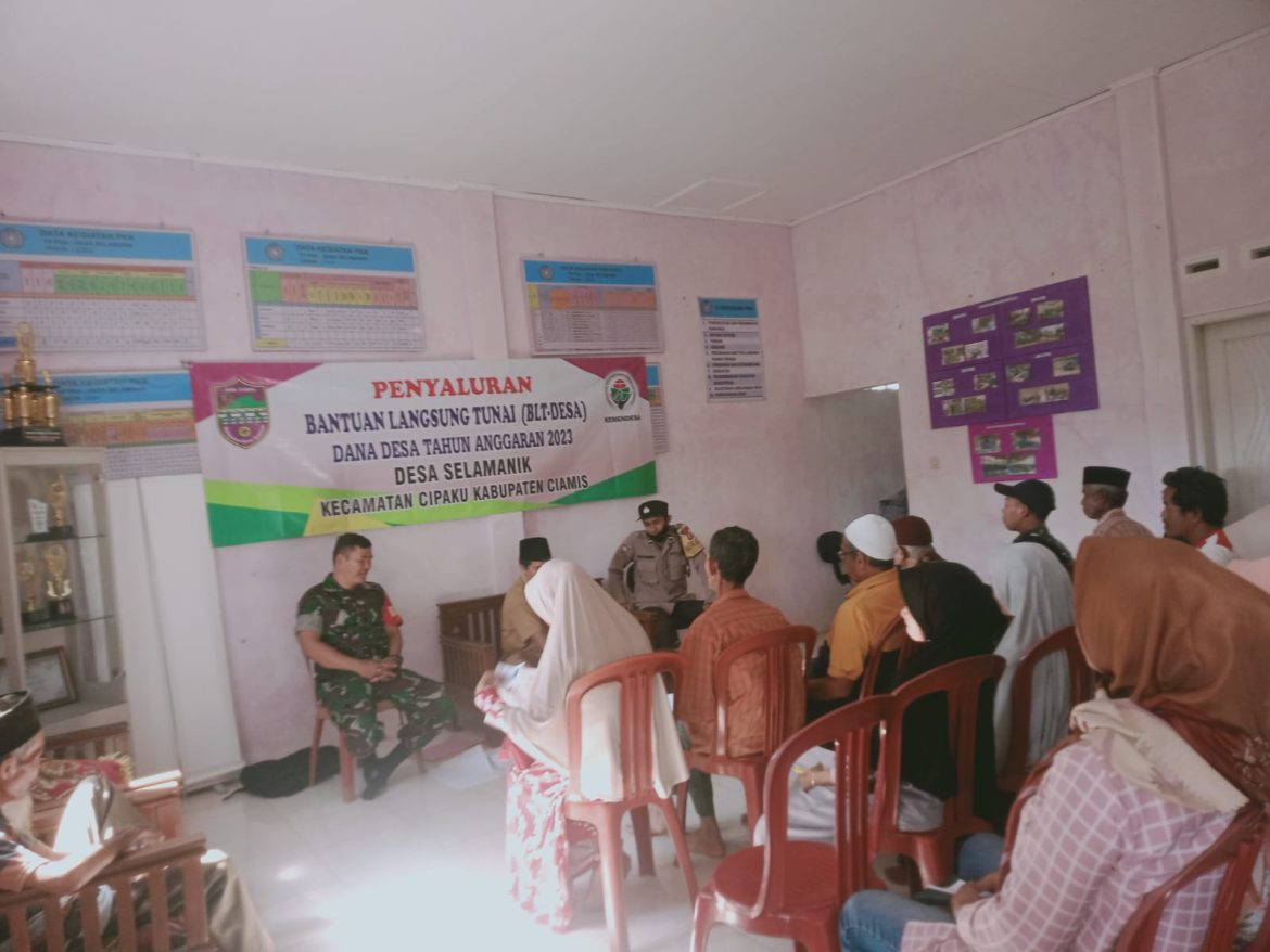 Pastikan Tetap Sasaran, Polsek Cipaku Polres Ciamis Monitoring Panyaluran BLT DD Triwulan Ke 2 di Desa Selamanik