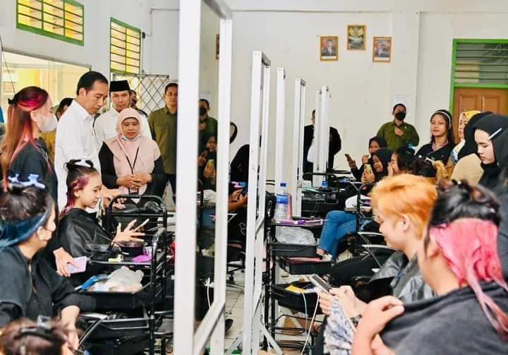 Saat Presiden Pesan Baju Buatan Siswa Tata Busana