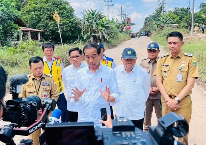 Presiden Jokowi Tinjau Kondisi Jalan di Provinsi Jambi