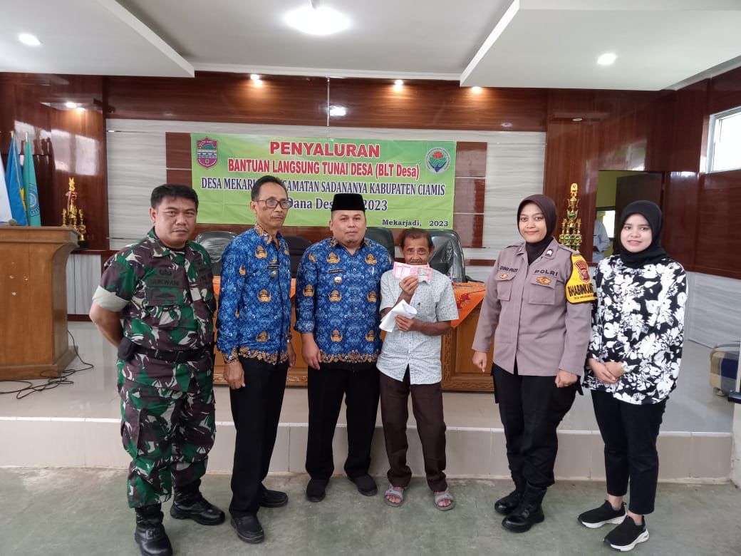 Agar Tepat Sasaran, Polsek Ciamis Polres Ciamis Polda Jabar Monitoring Pembagian BLT di Desa Mekarjadi