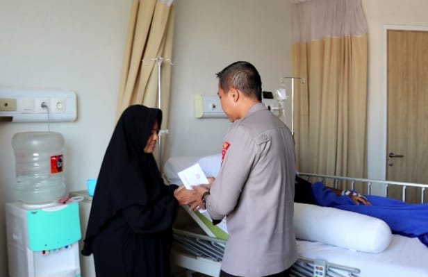 Kepedulian Pimpinan terhadap Anggotanya, Kapolres Ciamis Jenguk Anggota Sakit di RS TMC