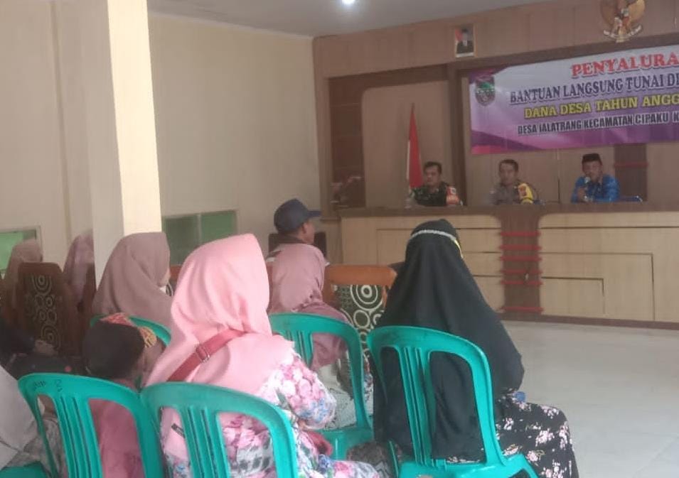 Berikan Rasa Aman, Polsek Cipaku Monitoring Penyaluran BLT DD Desa Jalatrang