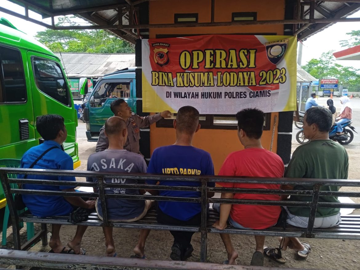 Polsek Rakadesa Polres Ciamis Polda Jabar Giat Binluh ke Ojek dan Supir Elf Antisipasi Gangguan Kamtibmas