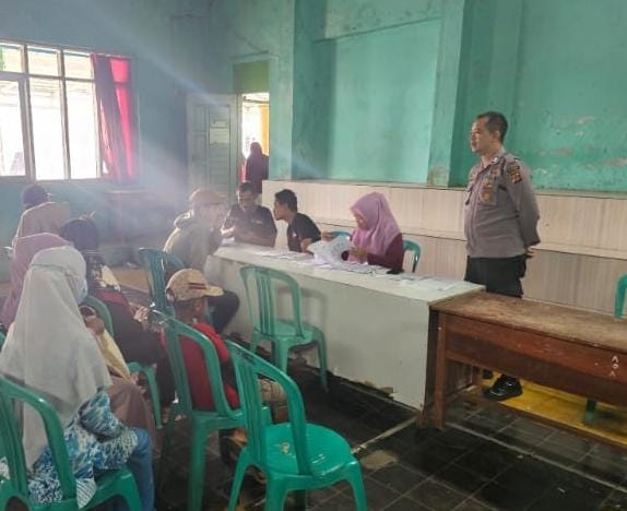 Polres Ciamis Monitoring Penyaluran Bantuan Beras 10 Kg ke 893 KPM di Desa Pamokolan