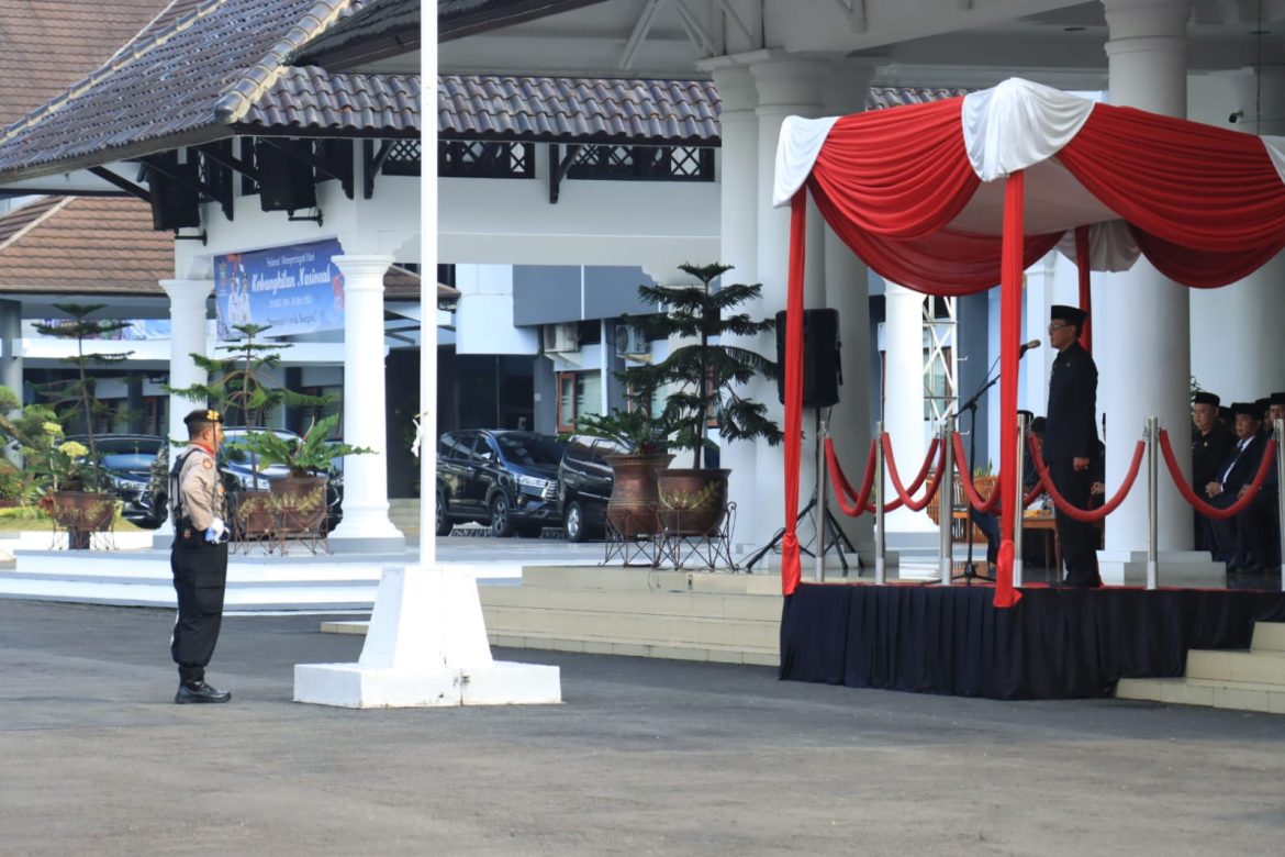 Anggota Polres Ciamis Bertugas Sebagai Komandan Upacara Peringatan Harkitnas 2023