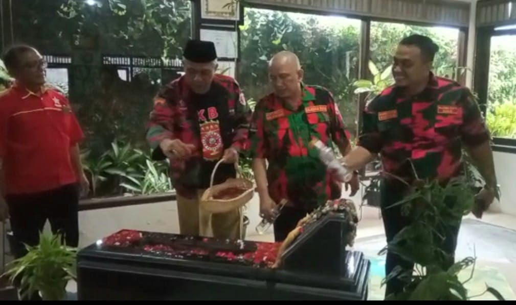 Tim Baladhika Karya SOKSI Kawal KETUM dan Sekjen SOKSI Tabur Bunga dan Do’a Bersama Ke Makam Prof DR Suhardiman SE