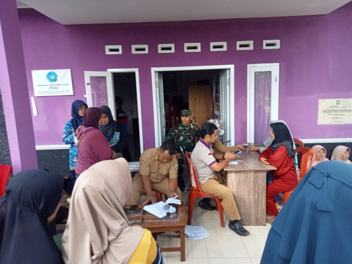 Polsek Cipaku Turunkan Bhabinkamtibmas Monitoring Penyaluran Beras 10 Kg di Desa Selamanik Agar Tepat Sasaran