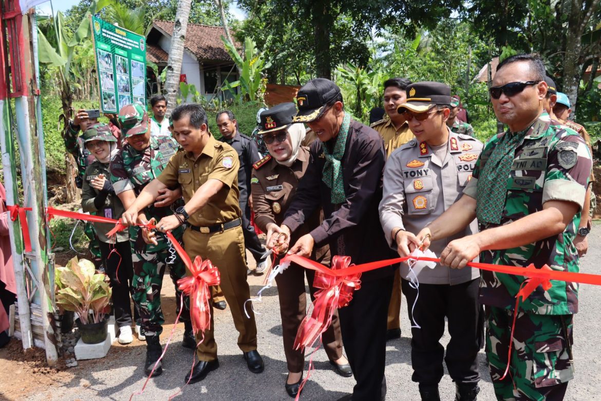 Kapolres Ciamis Hadiri Penutupan Program BSMSS Kodim 0613/Ciamis di Desa Jelat
