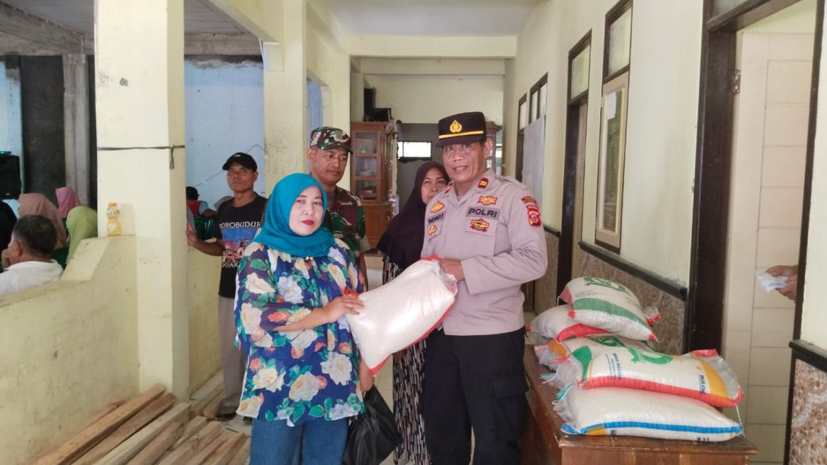 Polres Ciamis Siagakan Personel Saat Penyaluran Beras 10 Kg ke Warga