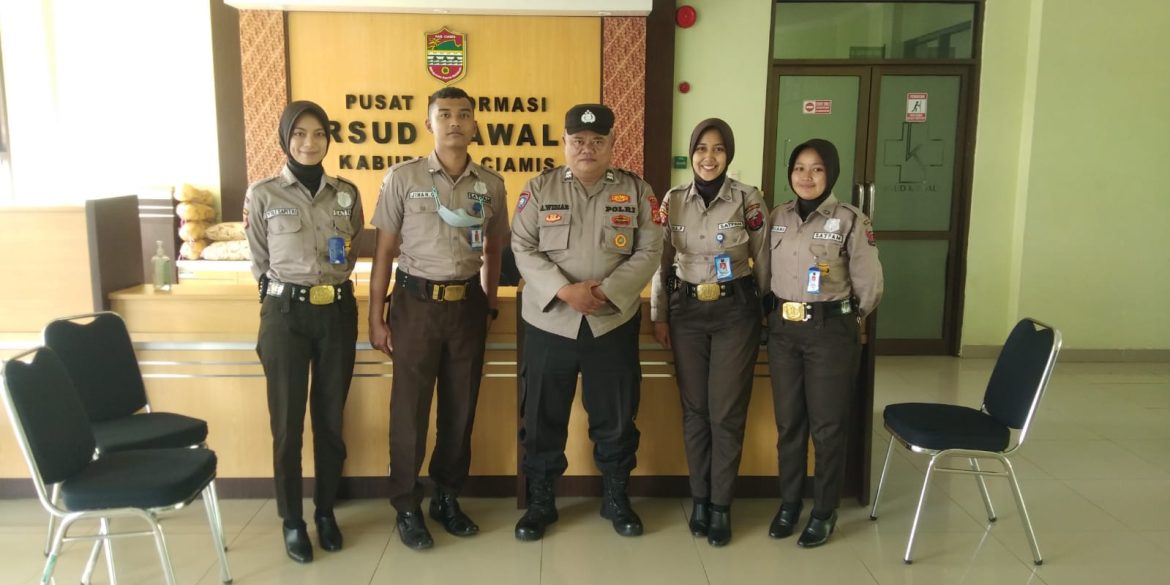 Perkuat Sinergitas, Bhabinkamtibmas Polsek Kawali Binluh ke Satpam RSU Kawali