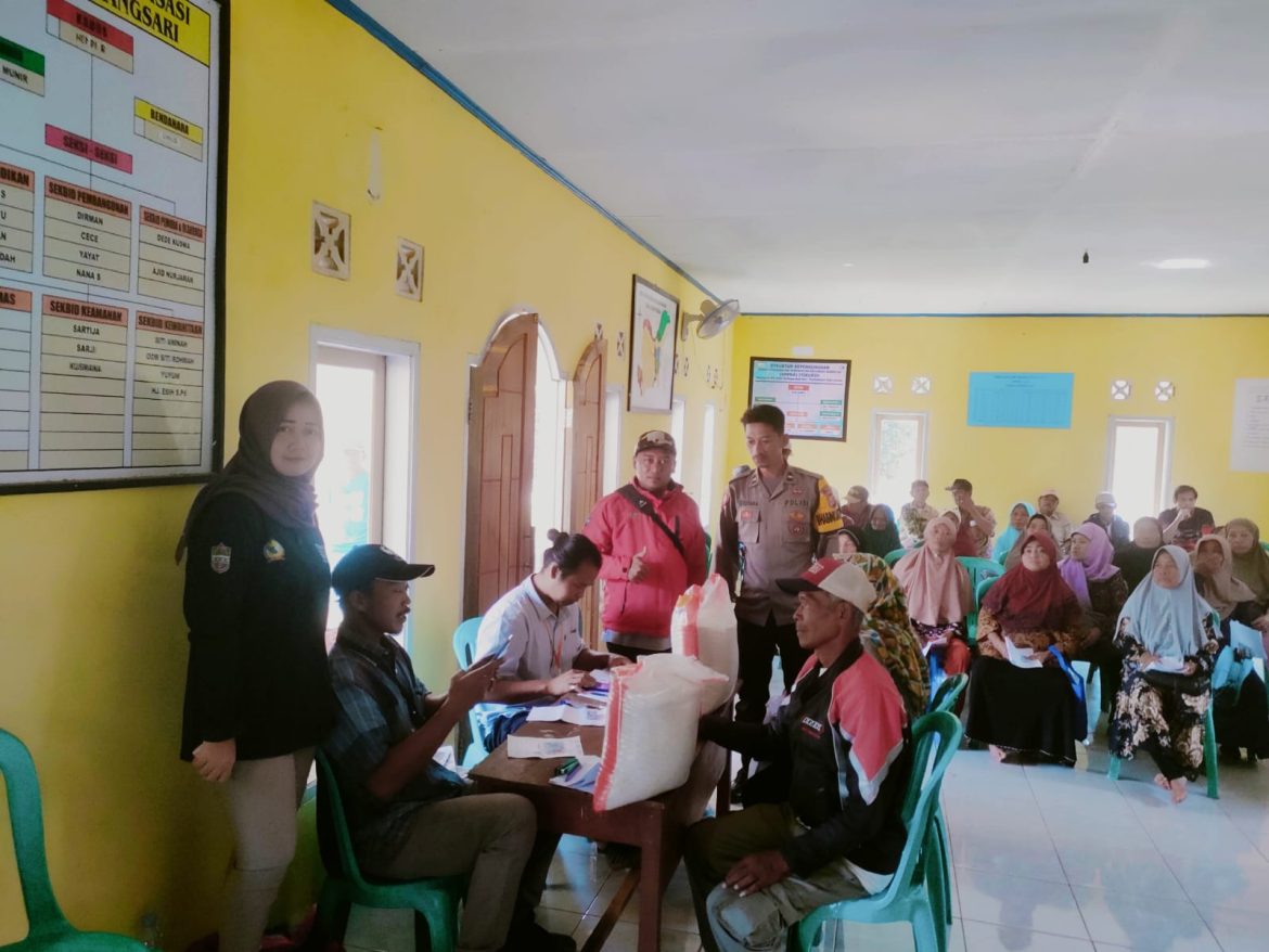 Polres Ciamis Monitoring Penyaluran Bantuan Ketahanan Pangan ke 611 KPM di Desa Karangpaningal