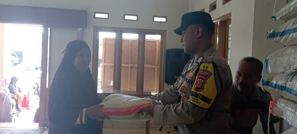 Polsek Lumbung Monitoring Penyaluran Bantuan Beras 10 Kg ke 738 KPM di Desa Awiluar