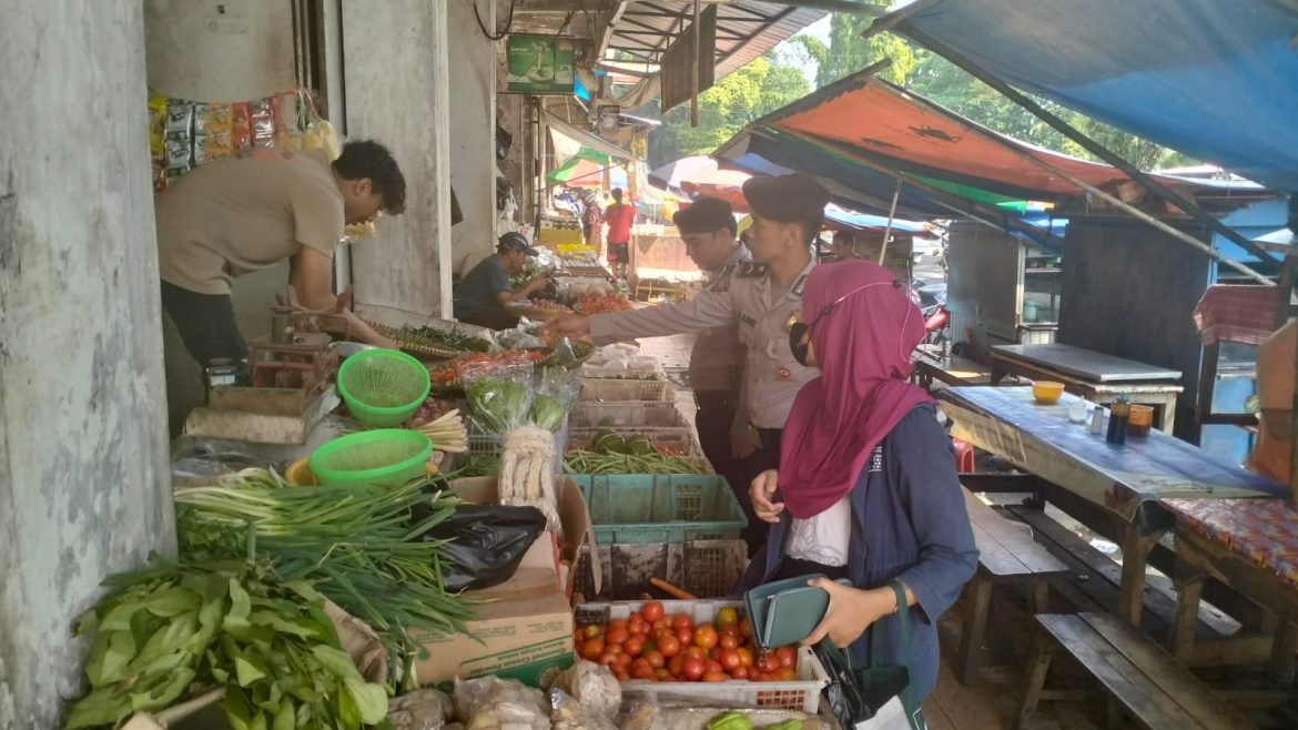 Satuan Samapta Polres Ciamis Patroli ke Pasar Cek Harga dan Stok Bahan Pokok