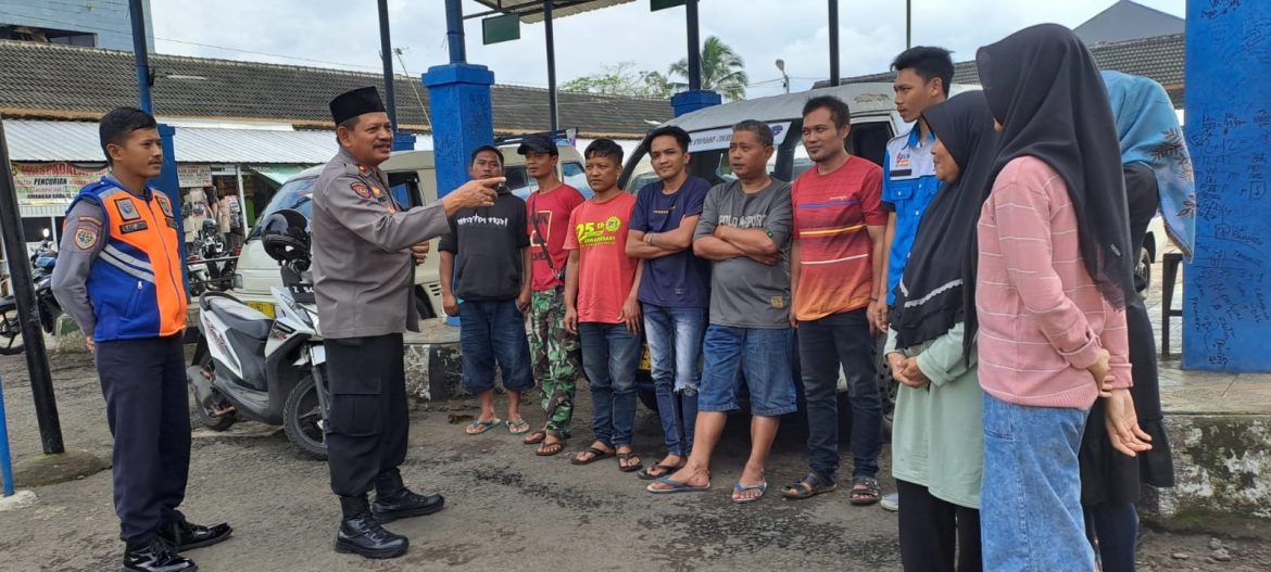 Jumat Curhat, Polsek Cikoneng Silaturahmi Bersama Warga di Terminal dan Pasar Sindangkasih