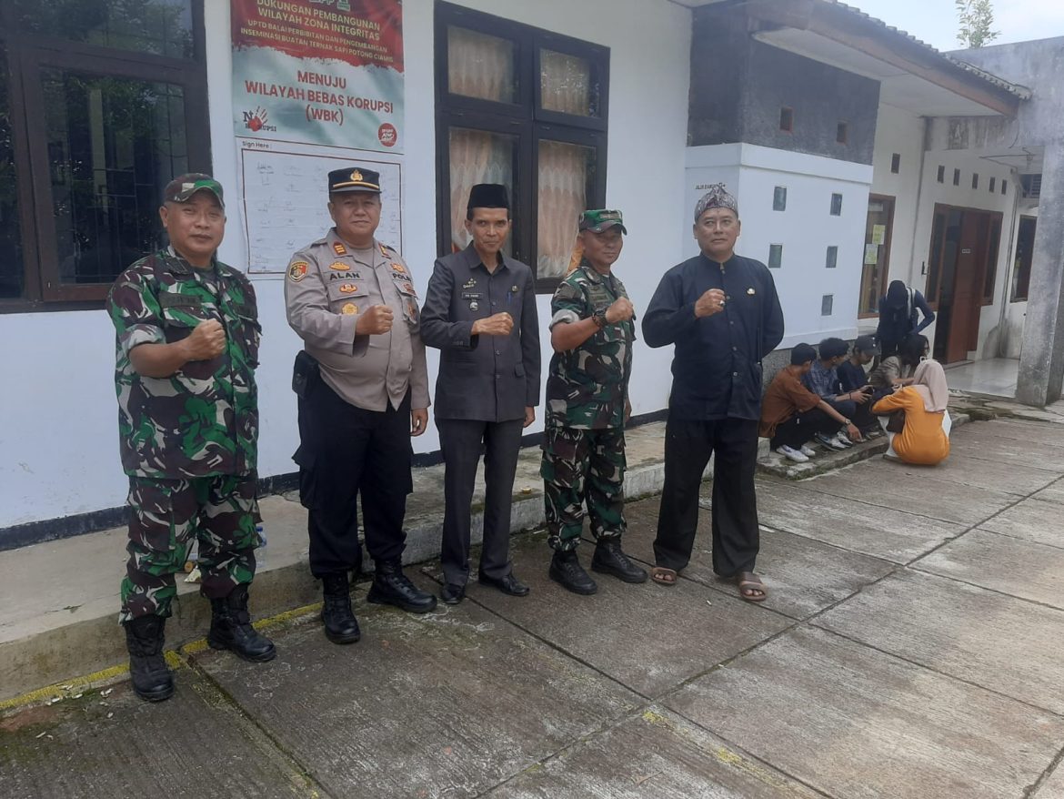 Kapolsek Cijeungjing Hadiri Penyerahan Bibit Ternak Sapi Potong ke Poktan di UPTD BPPIB