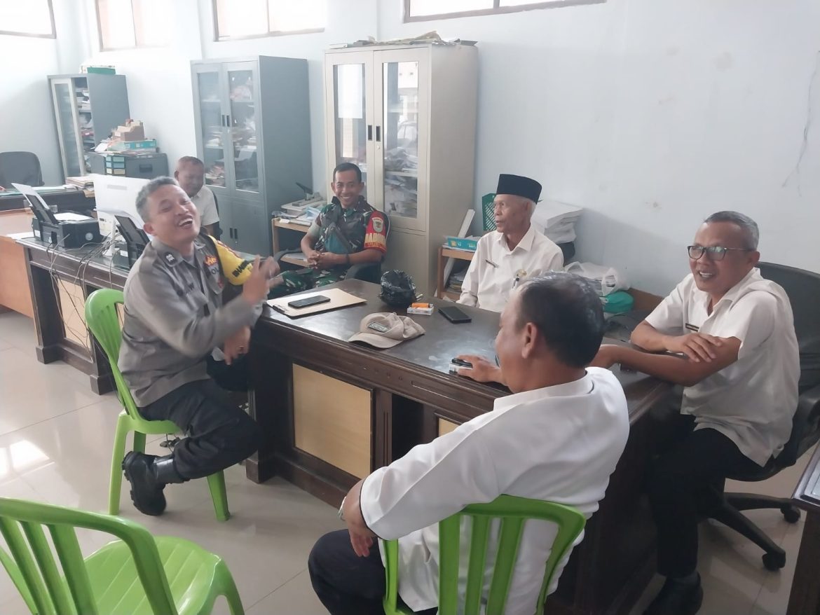 Pelihara Harkamtibmas, Polsek Panumbangan Giat Sambang di Kantor Desa Sindangherang