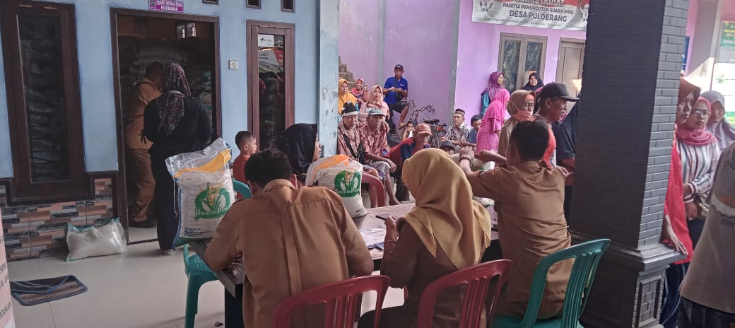 Polsek Lakbok Monitoring Penyaluran Bansos Beras 10 Kg di Desa Puloerang