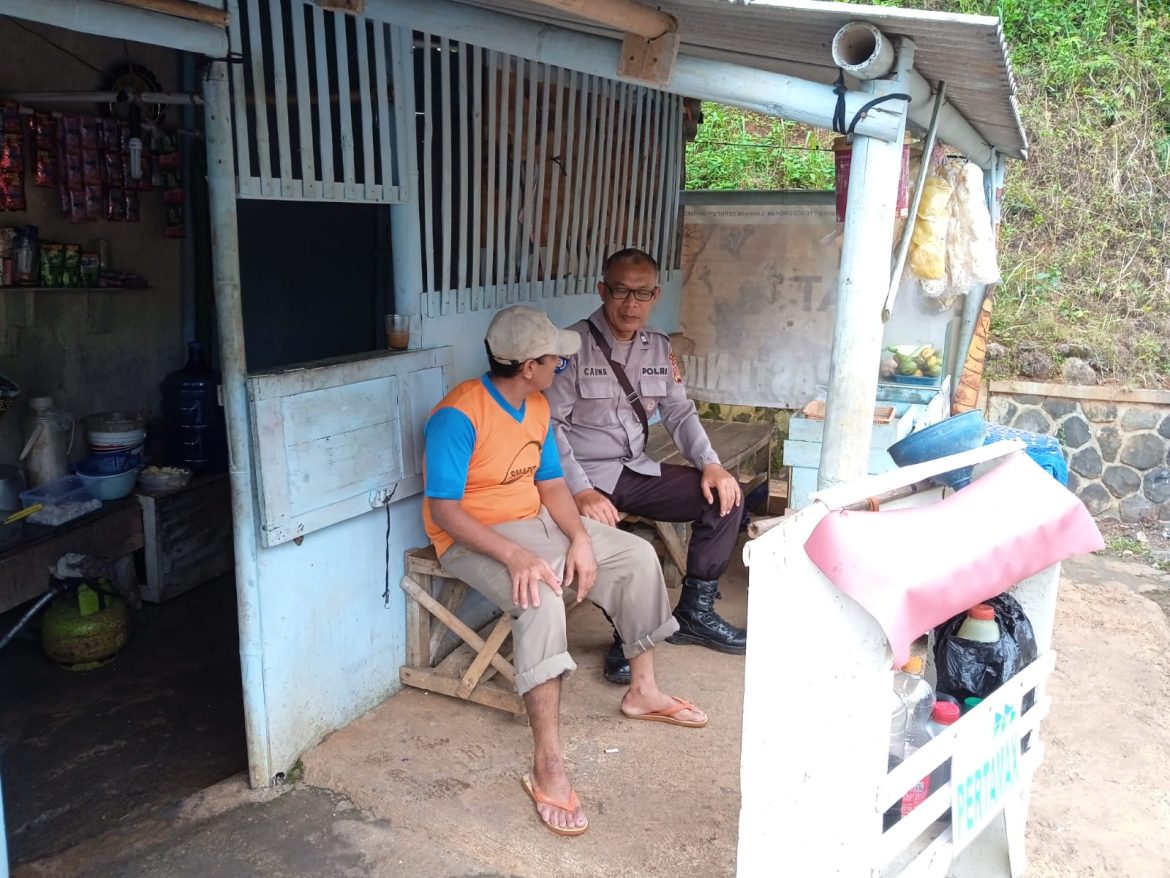 Polisi RW Sambang Warga, Aiptu Carwa Silaturahmi ke Rw di Dusun Desa Sukadana