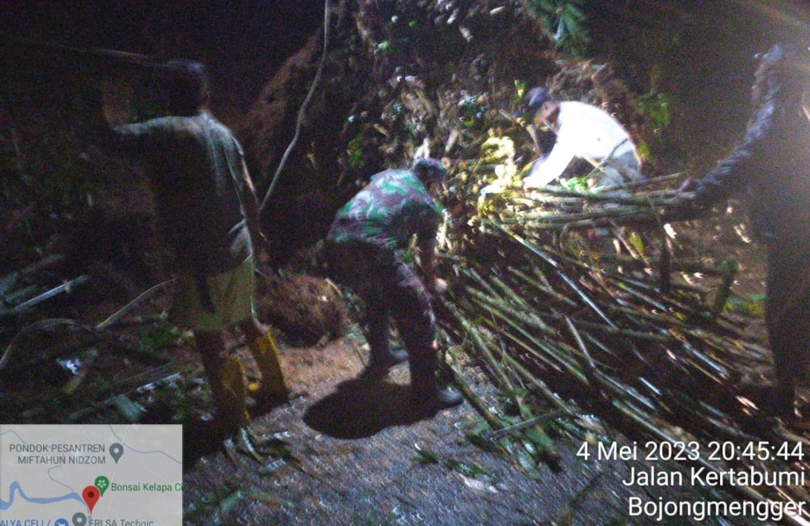 Babinsa Desa Kerta Bumi Bersama Warga, Gotong Royong Bersihkan Material Longsor