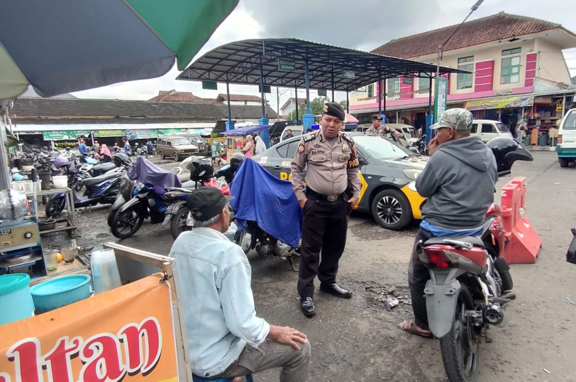 Cipta Kondisi, Satuan Samapta Polres Ciamis Beri Imbauan Kamtibmas ke Warga di Pasar