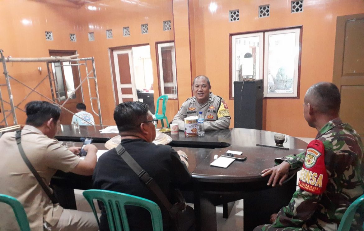 Soliditas TNI-Polri, Bhabinkamtibmas Polsek dan Babinsa Koramil Cikoneng Silaturahmi ke Warga