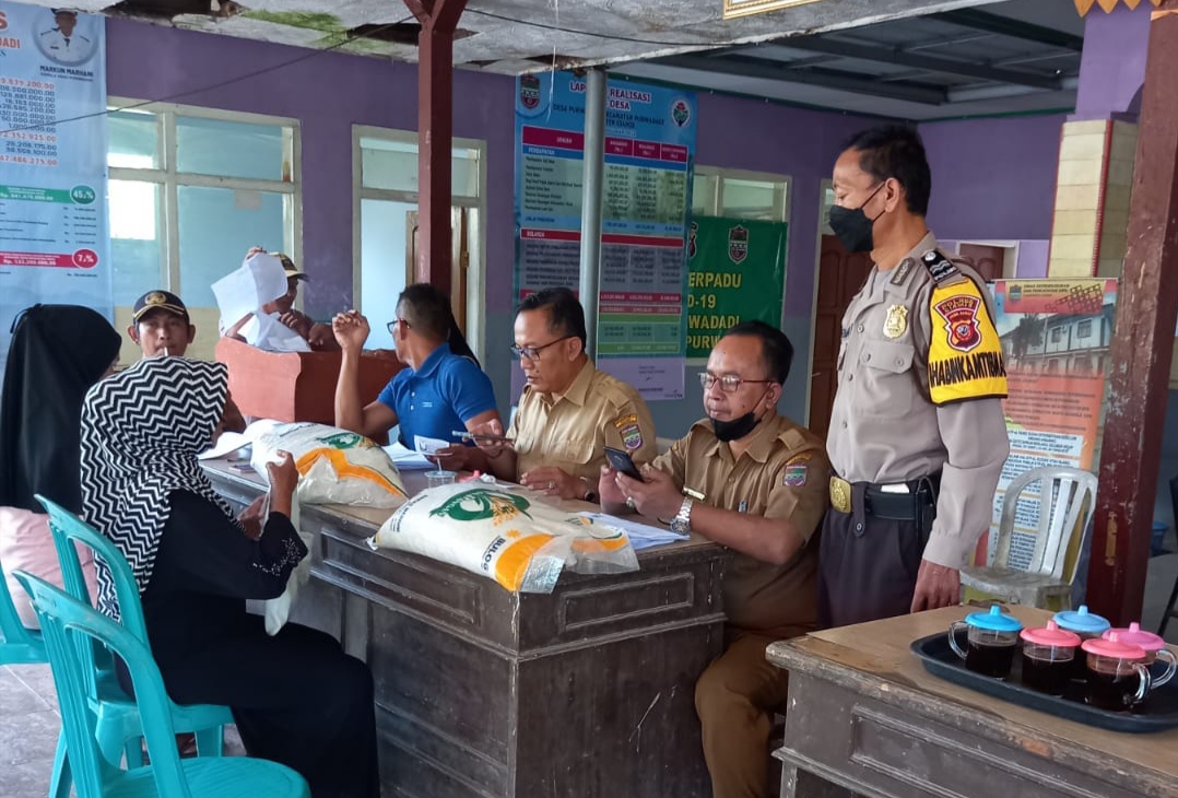 Polsek Lakbok Monitoring Pendistribusian Bansos di Desa Purwadadi Agar Tepat Sasaran