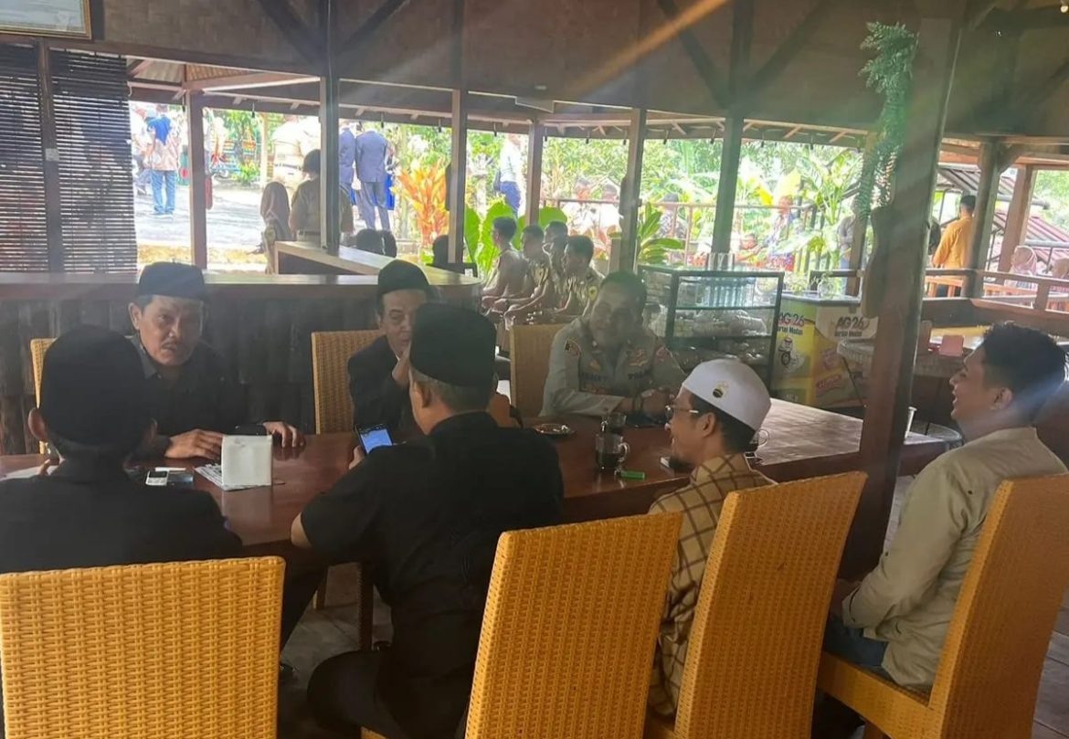 Jumat Curhat, Polsek Ciamis Silaturahmi Bareng Warga Desa Jelat Baregbeg