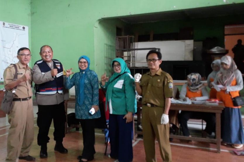 Bhabinmas Polsek Ciamis Bantu Kader Kesehatan Saat Berikan Imunisasi ke Balita di Desa Cimari
