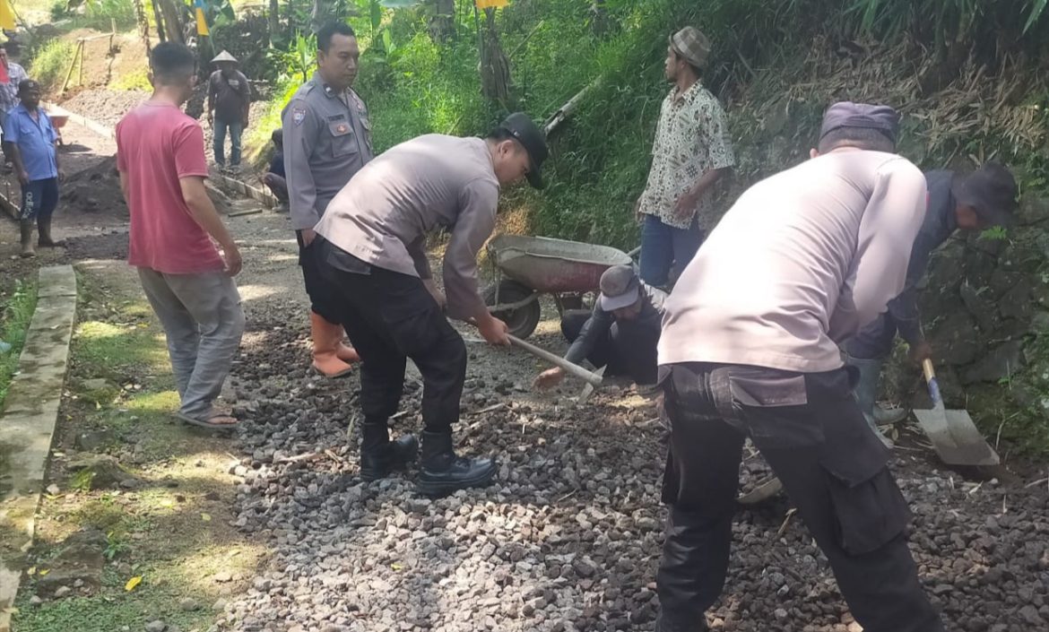Polsek Ciamis Polres Ciamis Bersama Kodim 0613 Ciamis Giat BMSS di Dusun Ragapulu Desa Jelat