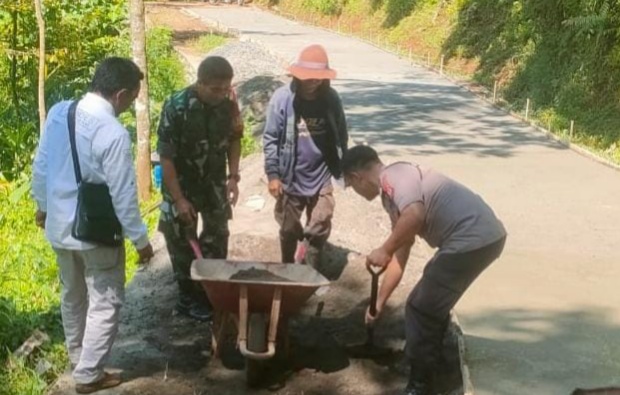 Bhabinkamtibmas Desa Maparah Polsek Panjalu Monitoring Pembangunan Jalan Dusun Sukasirna