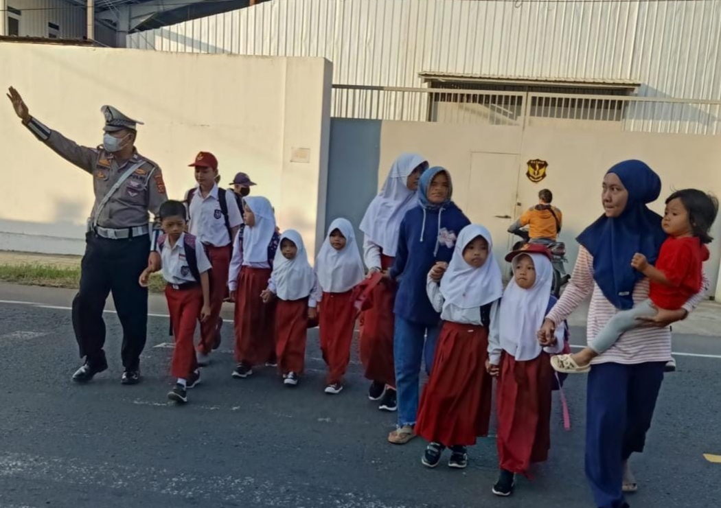 Polisi Sahabat Anak, Anggota Polsek Cikoneng Bantu Siswa Menyebrang