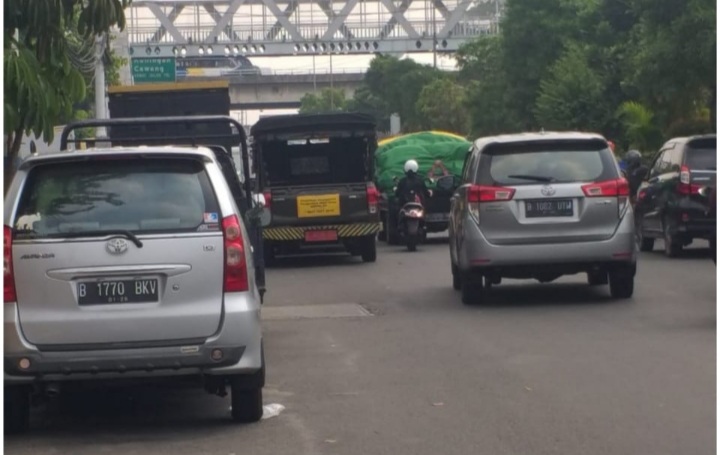 Kasatpel Perhubungan Kecamatan Tambora Jakarta Barat Fragmen Eka Tidur, Tidak Memperdulikan Kendaraan Yang Parkir Dibahu jalan