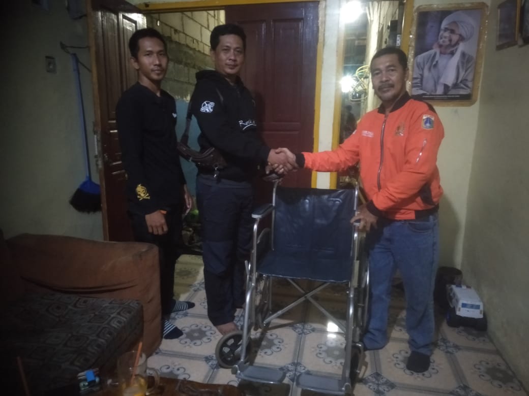 Jaringan Relawan Prof Dr Hj Syilviana Murni SH Msi Jakarta Utara Berikan Bantuan Kursi Roda Kepada Mamad Warga Kelapa Gading