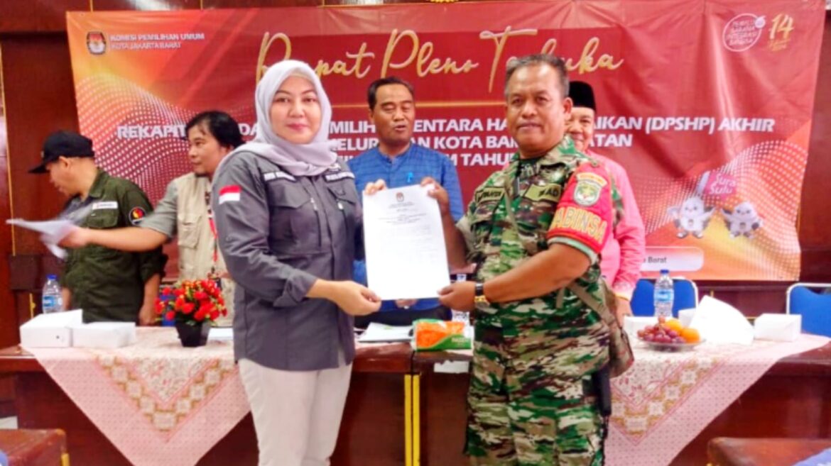 Sinergisitas TNI Dan Tiga Pilar, Babinsa Koramil 03/GP Serda Rubiyanta Hadiri Rapat Pleno Terbuka Rekapitulasi DPSHP Tingkat Kelurahan Kota Bambu Selatan