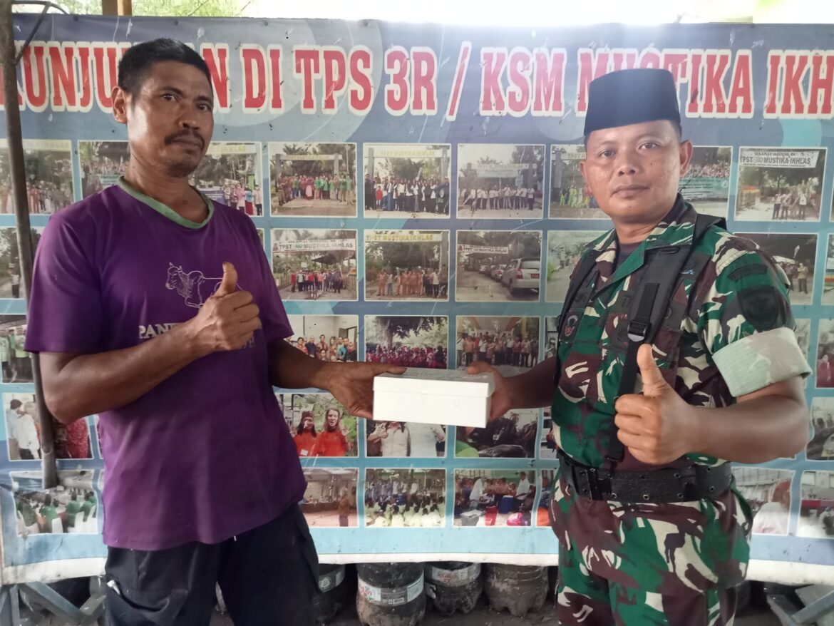 Terus berbagi di jumat Berkah, Kodim 0510/Tigaraksa Bagikan Nasi Kotak