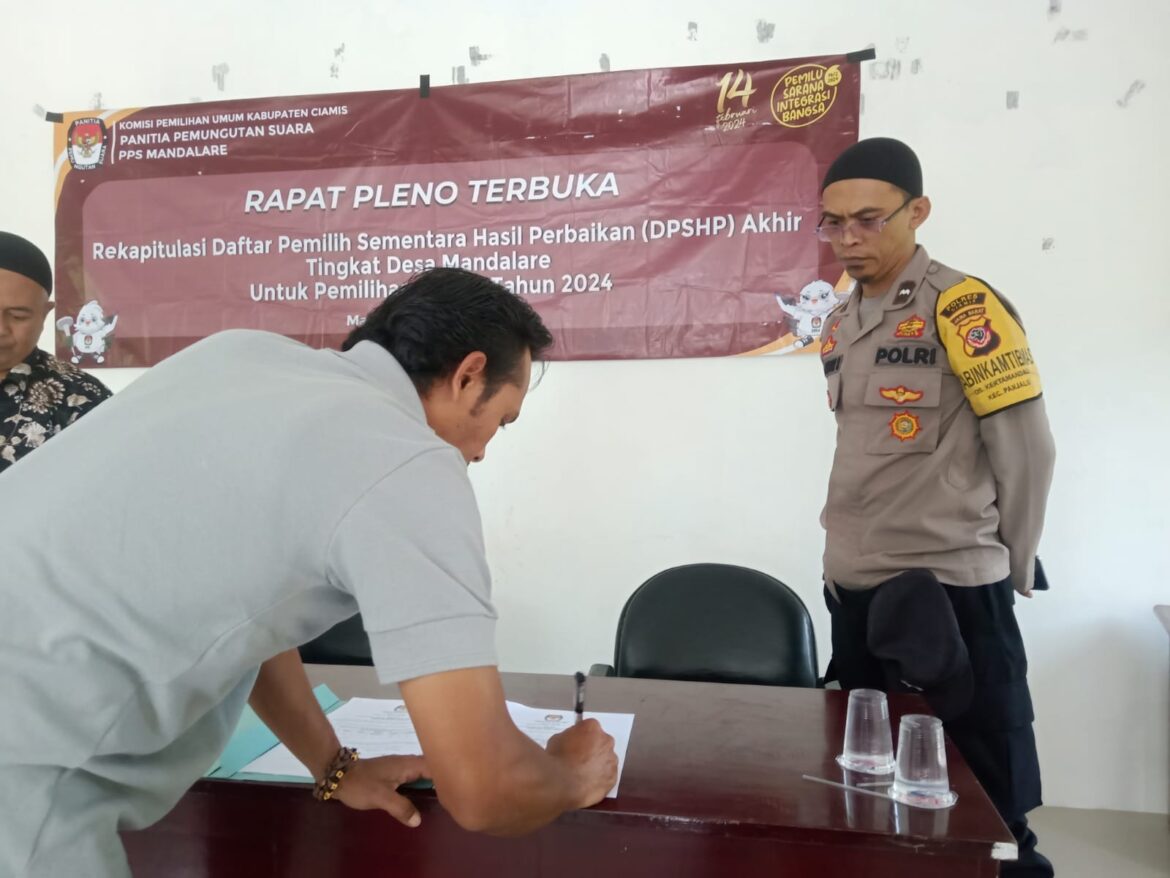 Cipta Kondisi, Polsek Panjalu Polres Ciamis Hadiri Rapat Pleno Terbuka Rekapitulasi DPSHP Tingkat Desa Mandalare