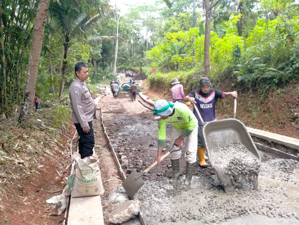 Polsek Sukadana Monitoring dan Sambang Kegiatan Pengecoran Jalan di Dusun Salegok