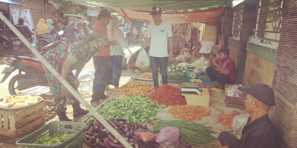 Jalankan ST Panglima TNI, Babinsa Serda Sumono Pantau Harga Sembako