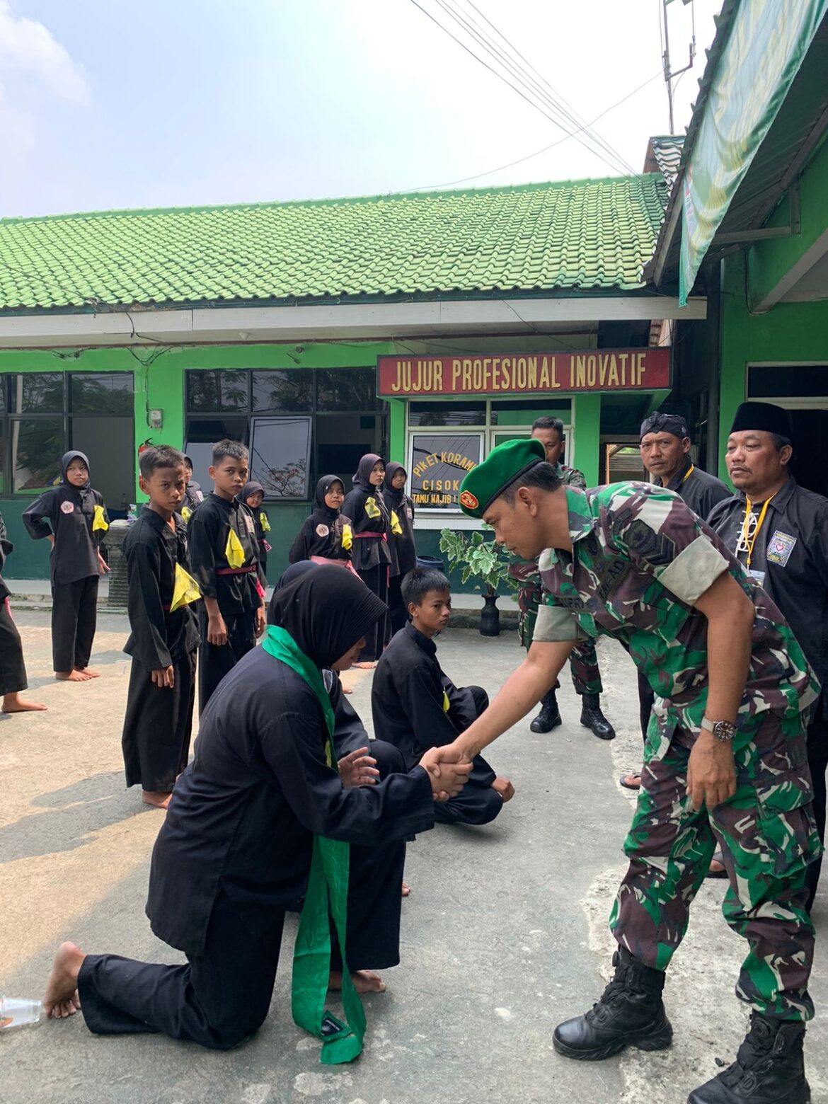 Koramil 13/ Cisoka Kodim 0510 / Tigaraksa Pererat Tali silaturahmi dengan Perguruan (PSHT)
