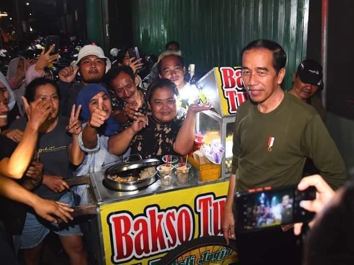Saat Presiden Jokowi Jalan Kaki Menyusuri Kawasan Malioboro