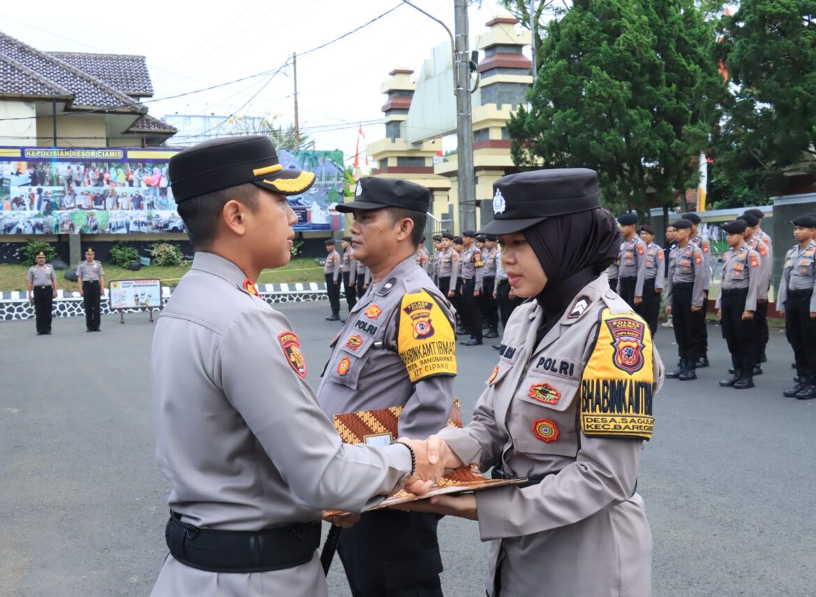 Kapolres Ciamis Beri Penghargaan Kepada Dua Personel Berprestasi