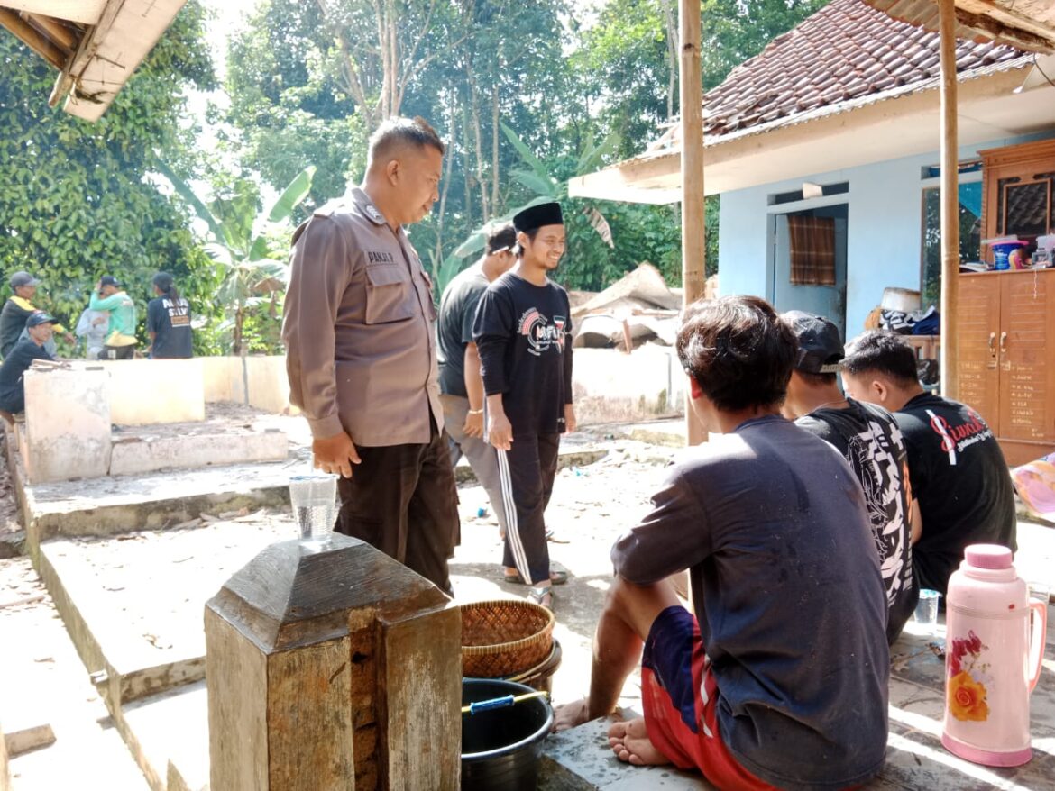 Polsek Rajadesa Polres Ciamis Giat Sambang dan Himbauan Kamtibmas ke Warga Desa Sirnabaya