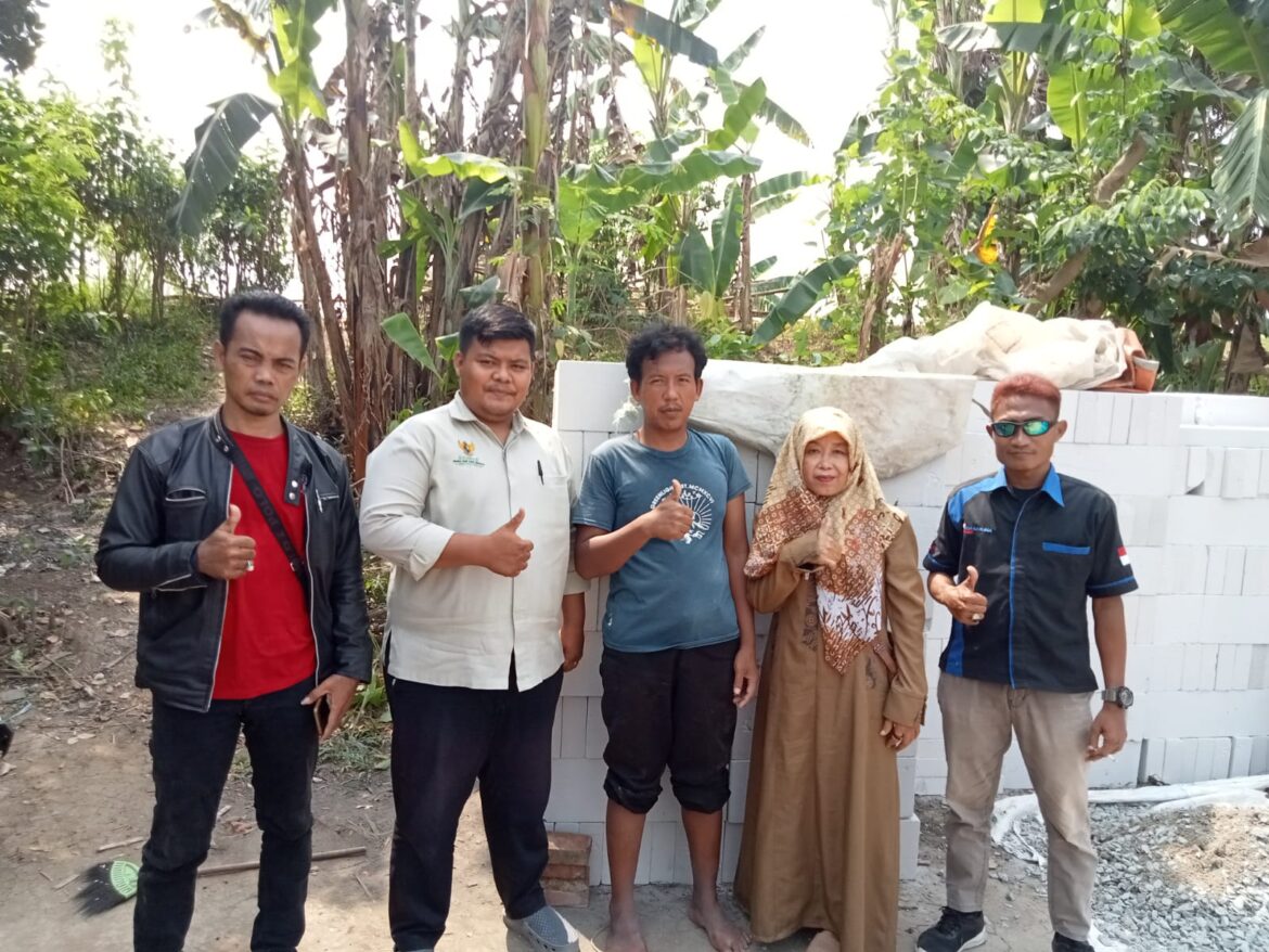 Merasa Terharu..! Dede dan Istrinya Penerima Bantuan Bedah Rumah Ucapkan Terima Kasih Kepada BAZNAS Kabupaten Bekasi