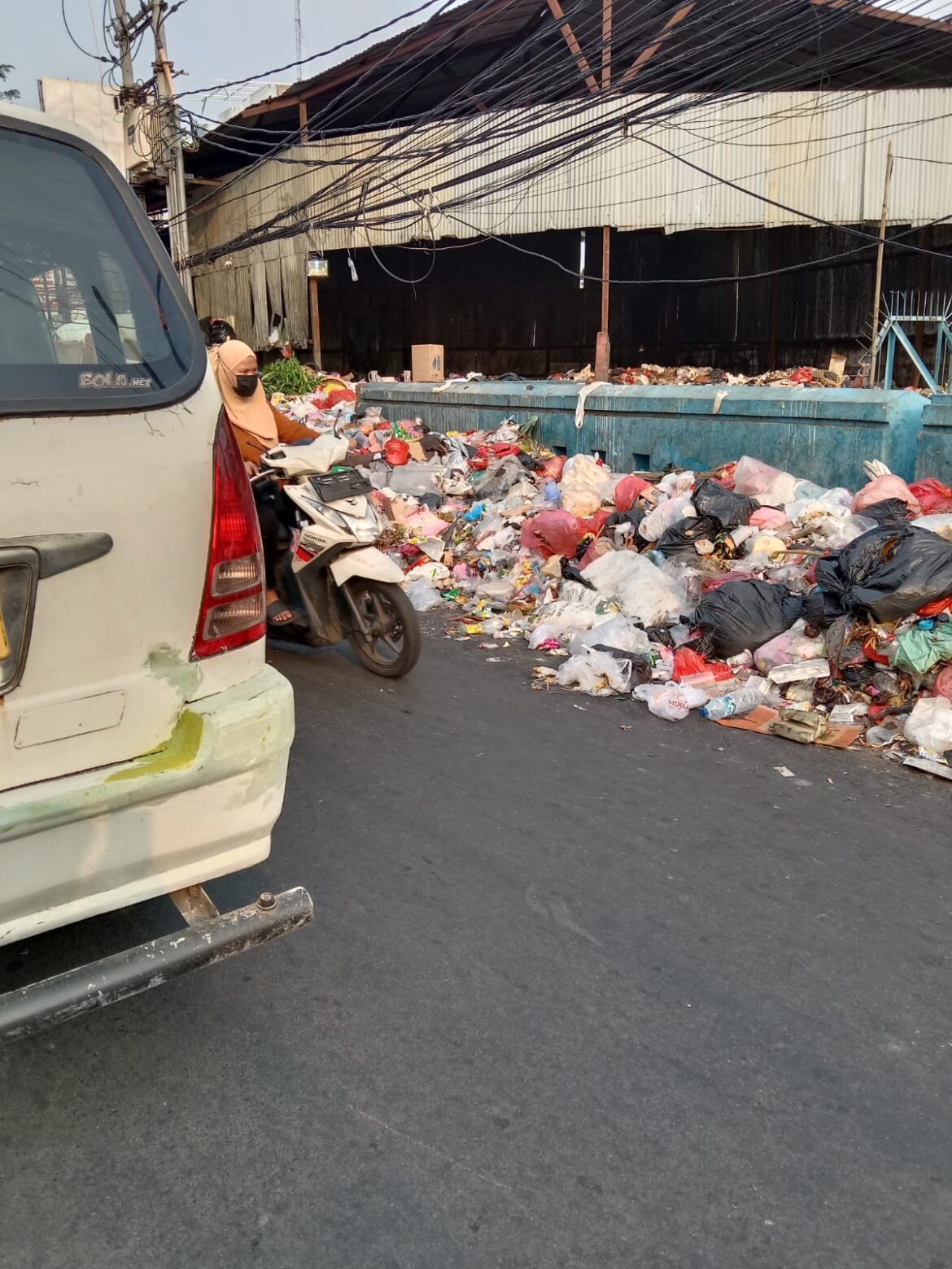 Warga Mengeluh Sampah Menumpuk Timbulkan Bau Busuk dan Kemacetan Jalan